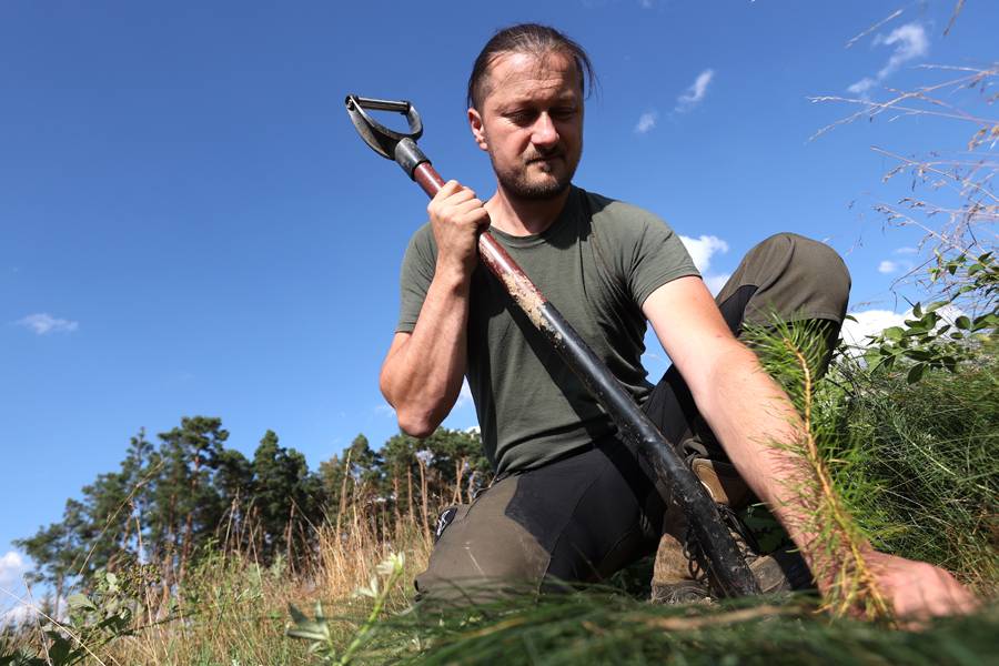 Náš odborný lesní hospodář Luboš Muchna při výsadbě stromů