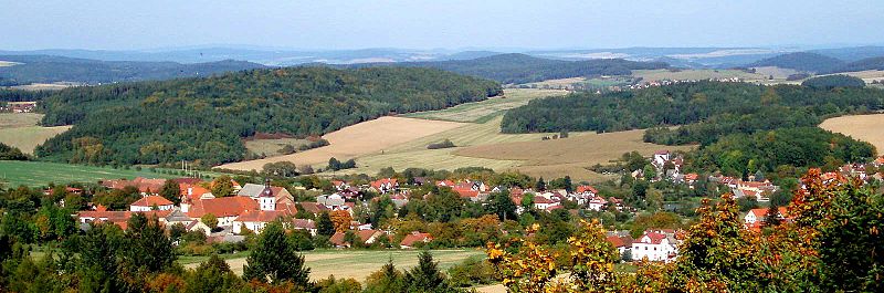 Pohled z rozhledny Bolfánek na městys Chudenice, okres Klatovy. Zdroj: Wikimedia Commons, volné dílo