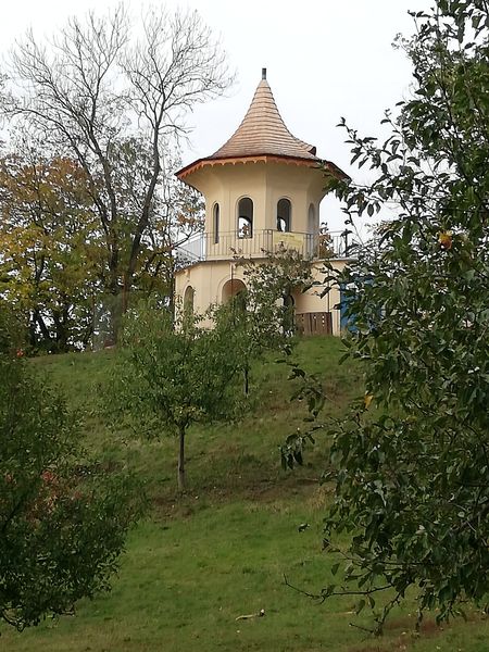 Čínský pavilonek v Praze 5 na Cibulkách. Autor: Mojmir Churavy. Zdroj: Wikimedia Commons CC BY-SA 4.0
