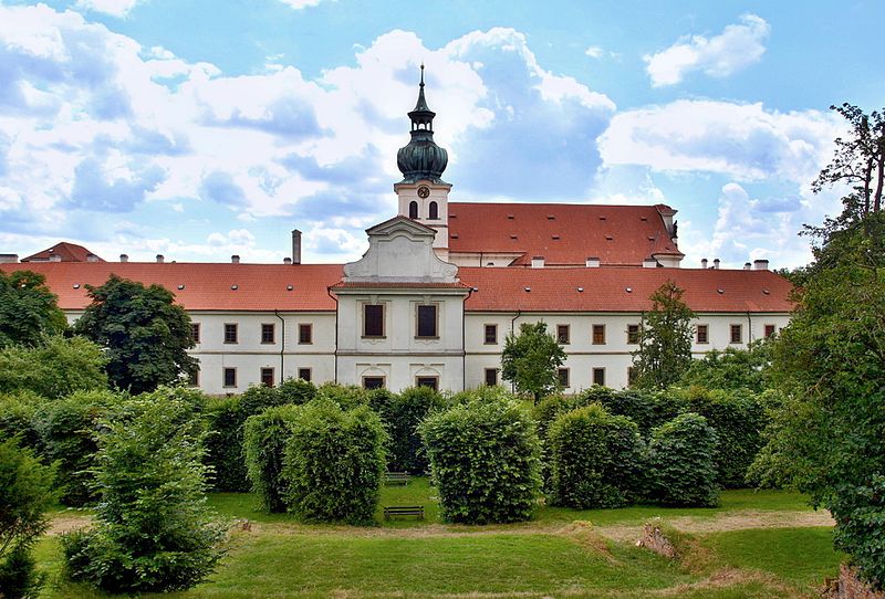 Břevnovský klášter. Autor: VitVit, licence CC BY-SA-4.0. Zdroj: Wikimedia Commons