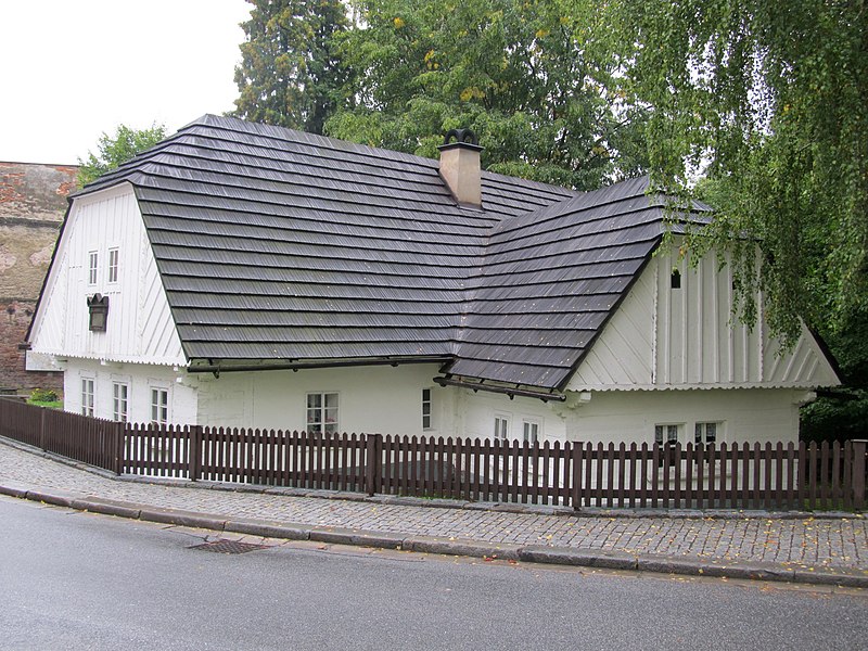 Rodný domek Aloise Jiráska v Hronově. Autor: Ewwwa, licence CC BY-SA 3.0. Zdroj: Wikimedia Commons