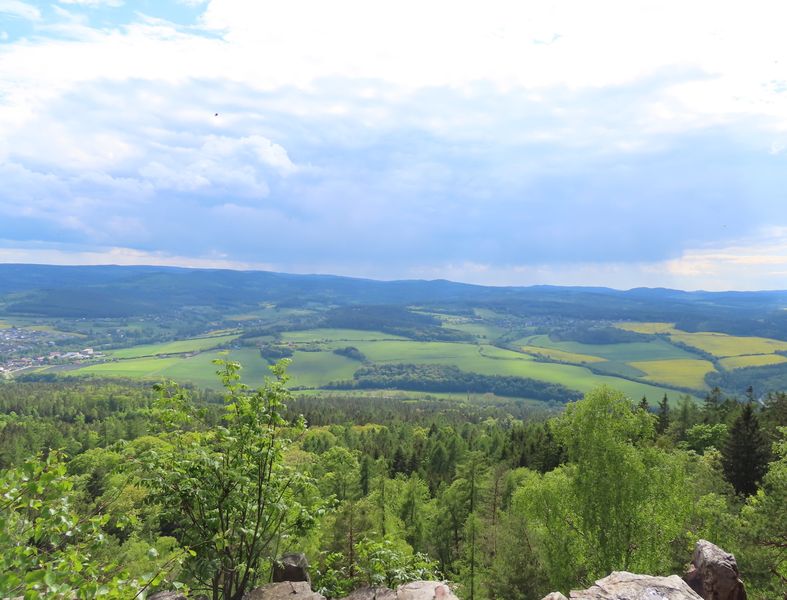 Panoramatický výhled z Čertovy kazatelny na hoře Plešivec. Foto: Pavla Jelínková