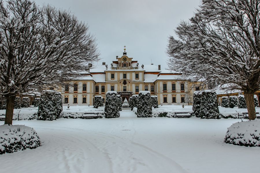 Zimní pohled na jemnišťský zámek v okrese Benešov. Zdroj foto: Shutterstock.com/Eva Pruchova