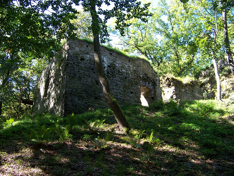 Trosky Jenčova u Bělče, okres Kladno. Autor: ŠJů, licence CC BY-SA 3.0. Zdroj: Wikimedia Commons