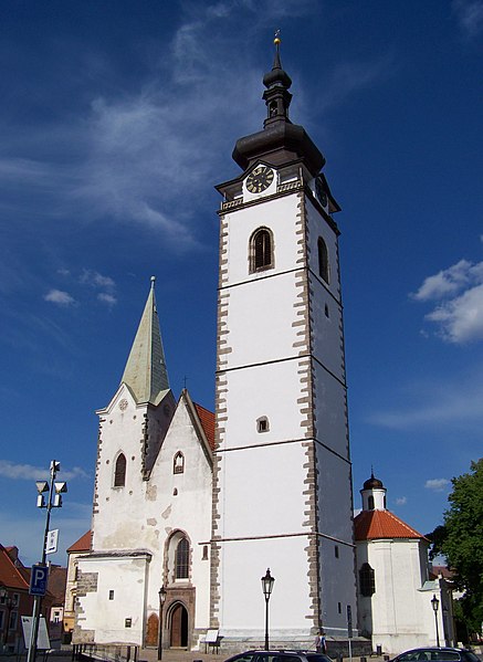 Kostel Narození Panny Marie a kaple sv. Jana Nepomuckého v Písku. Autor: ŠJů, licence CC BY-SA 3.0. Zdroj: Wikimedia Commons