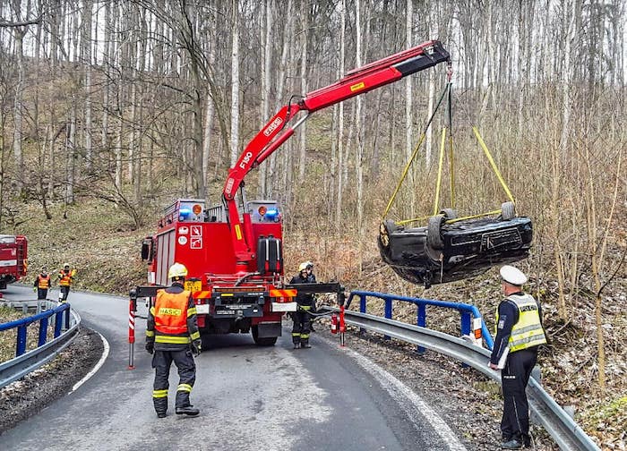 Havarované auto na střeše