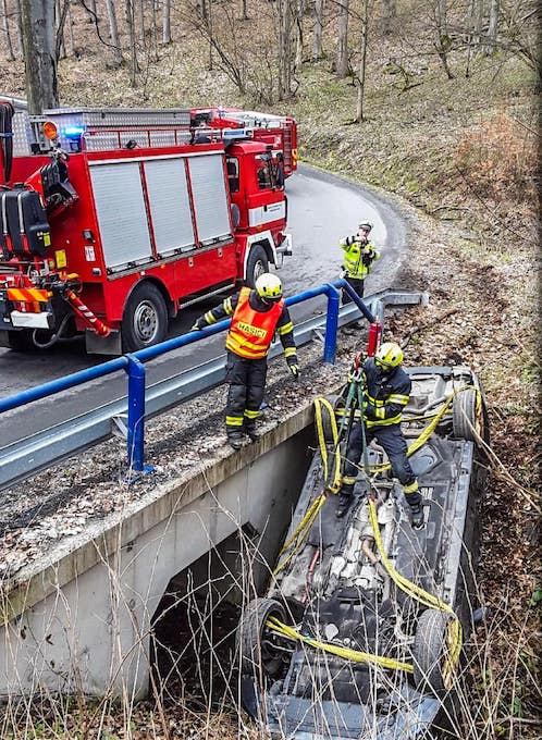 Havarované auto na střeše