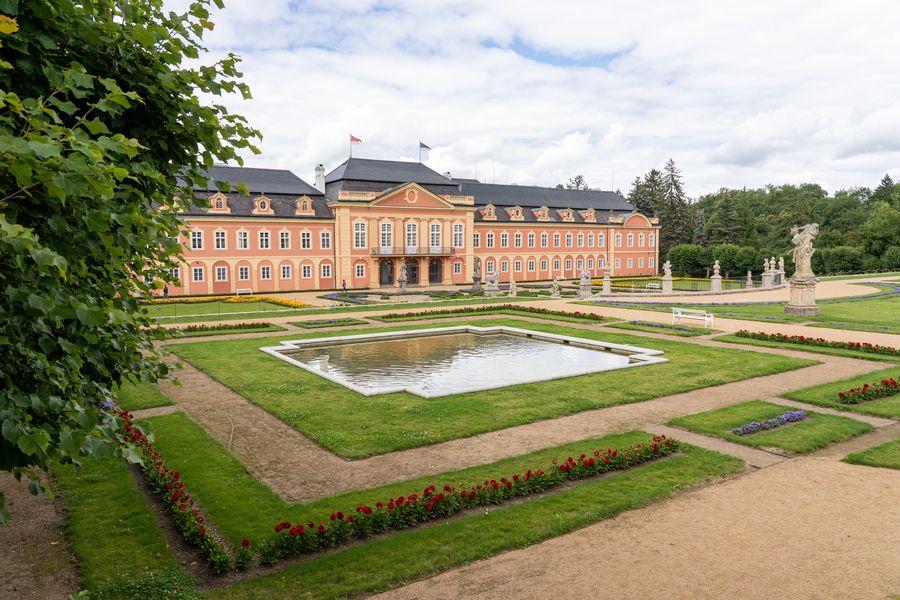 Zámek Dobříš s okrasnou zahradou, sochami, květinovými záhony a fontánou v majetku rodiny Colloredo-Mansfeld. Zdroj: Shutterstock.com/Kaca Skokanova