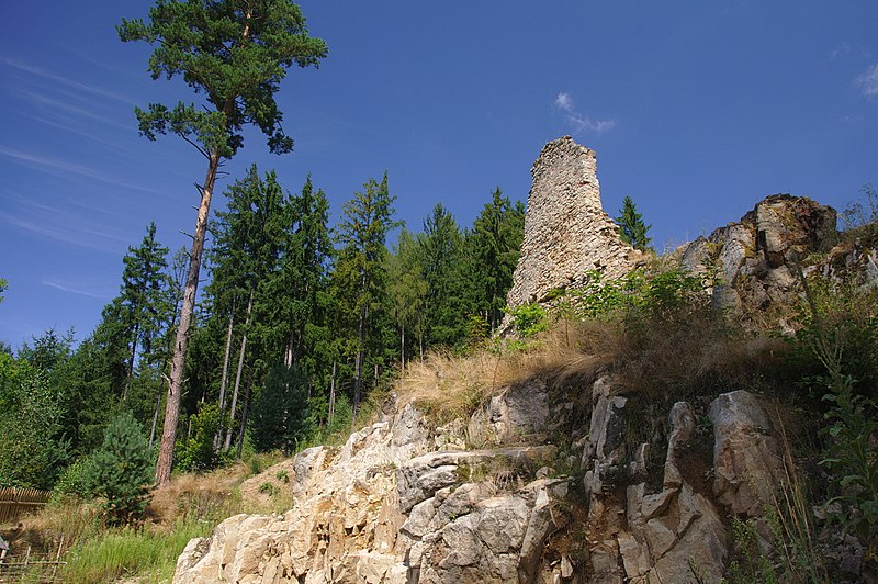 Hrad Pořešín. Autor: Juraj Habaj, licence CC BY-SA 3.0. Zdroj: Wikimedia Commons
