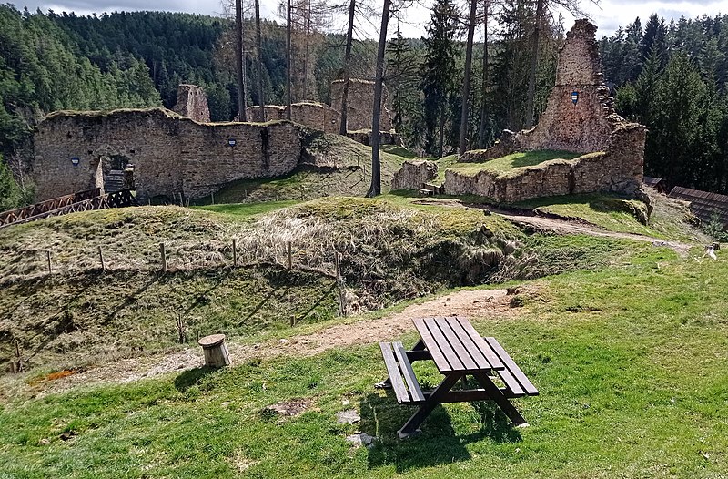 Zřícenina hradu Pořešín s venkovním odpočívadlem u Kaplice, okres Český Krumlov. Autor: Czeva, licence CC BY-SA 4.0. Zdroj: Wikimedia Commons