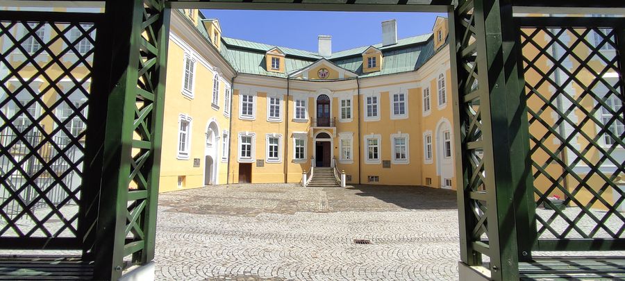 Zámecká brána a nádvoří. Zdroj foto: Fotografický archiv zámku v Bílovci