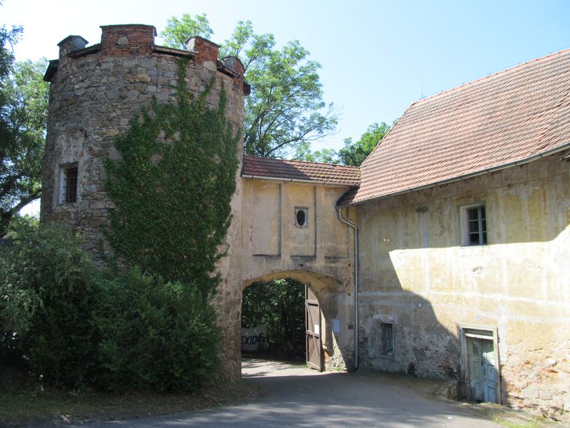 Vstupní brána zámku s baštou. Zámek Zelená Hora u Nepomuku. Autor: Helena Dvořáková, licence CC BY-SA 4.0. Zdroj: Wikimedia Commons 