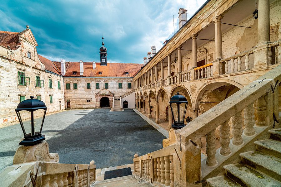 Nádvoří zámku v Uherčicích. Zdroj foto: Ministerstvo pro místní rozvoj