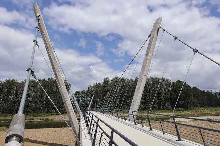 Lávka pro pěší a cyklisty přes Bečvu
