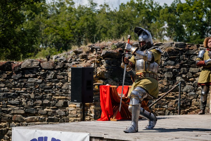 Festivalová přehlídka středověkého trhu a historické představení na hradě Okoři. Zdroj foto: Shutterstock.com/rudnitskaya_anna