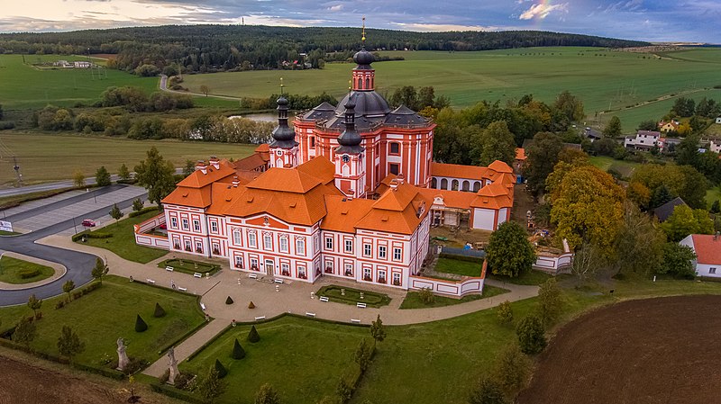 Zachycení snímku Mariánské Týnice z dronu. Autor: VojtaHieke, licence CC BY-SA 4.0. Zdroj: Wikimedia Commons