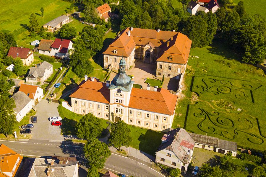 Letecký pohled na zámek v Nebílovech poblíž Plzně. Zdroj: Shutterstock.com/Peteri