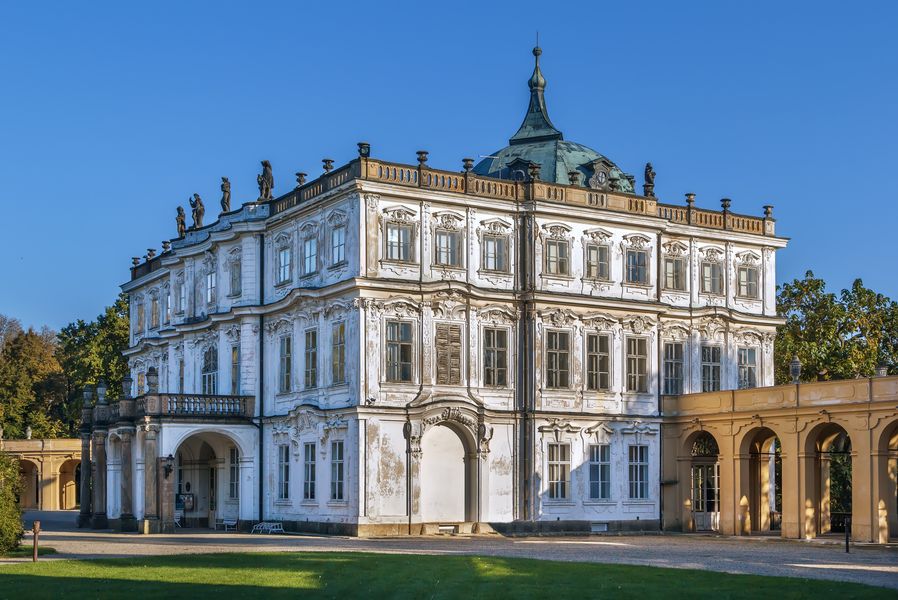 Zámek Ploskovice. Zdroj: Shutterstock.com/Borisb17