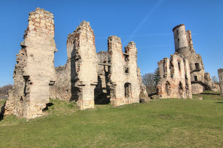 Zřícenina zámku Zvířetice, Bakov nad Jizerou. Zdroj: Shutterstock.com/siloto