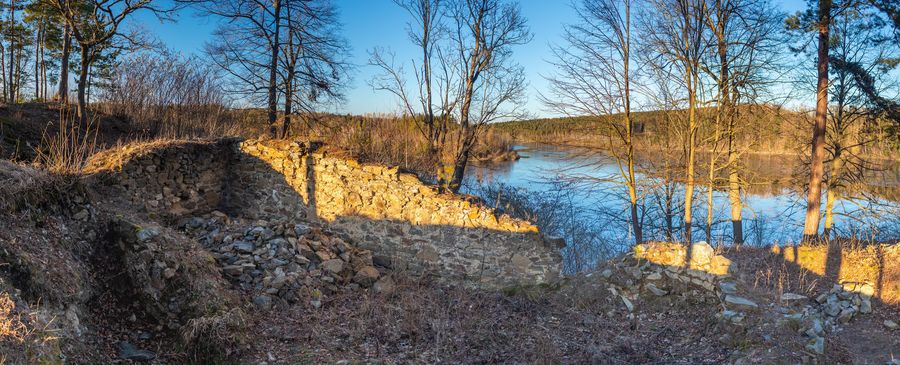 Zřícenina hradu Velešín. Zdroj: Shutterstock.com/Roman Kybus