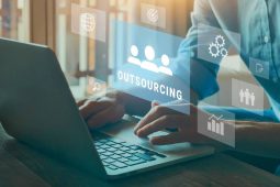 In-house, nebo outsourcingové služby? Rozhodnutí, které ovlivní tempo růstu vaší firmy