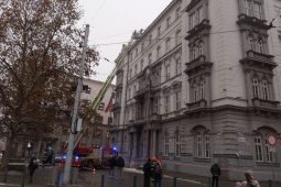 Dejte pozor na padající sníh a rampouchy ze střech. Hasiči museli zasahovat čtrnáctkrát.