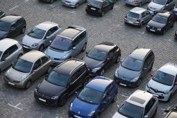 Předplatitelské karty, aplikace i jasná pravidla. Pelhřimov zpřehledňuje parkování