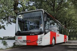 Konec čekání na červenou. V Měšicích spouští chytrý semafor pro autobusy