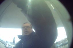 AKTUALIZOVÁNO: Neznáte muže na fotografii? Policisté na Žďársku s ním potřebují hovořit kvůli objasnění případu