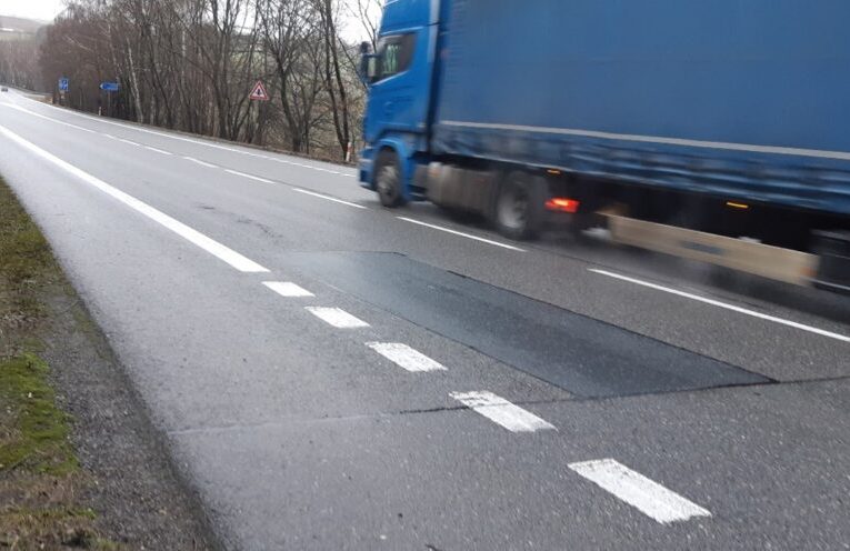 Silnice z Brodu do Skuhrova projde opravou. Řidiče čeká kyvadlový provoz