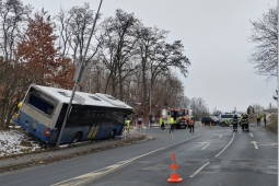 V Domažlicích se samovolně rozjel autobus, narazil do sloupu!