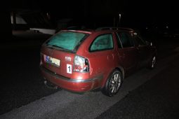 Couvání po flámu skončilo nehodou: Opilý mladík naboural v Harrachově auto a ujel