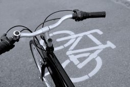 Cyklista kličkoval mezi chodci, nadýchal 3,5 promile