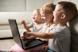 Jak se děti mají bezpečně pohybovat v online světě? Odpovědi přinese den se známou herečkou