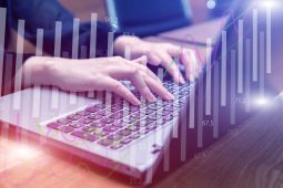 Dva senioři z Uherskohradišťska přišli po podvodných investicích o téměř 1,8 milionu korun