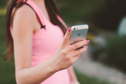 Manželka, neteř nebo kamarádka v nouzi? Podvodníci obírají na Zlínsku jednu oběť za druhou