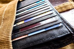 Našel peněženku a vyrazil na nákupy. S cizí kartou zkusil platit třikrát