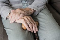 Muž a žena týrali svou příbuznou – seniorku, která s nimi žila