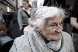 Devadesátnice se vydala do obchodu jen v tričku, na adresu si nedokázala vzpomenout