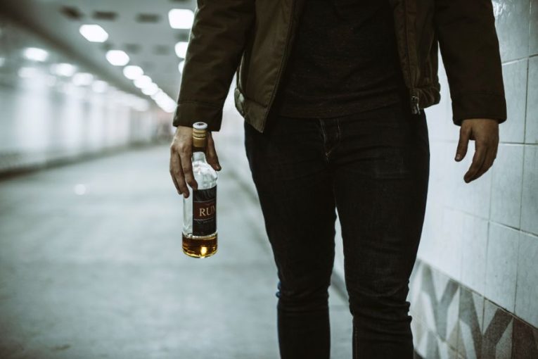 Zloději měli spadeno na alkohol a nářadí. Dostanou dva roky natvrdo