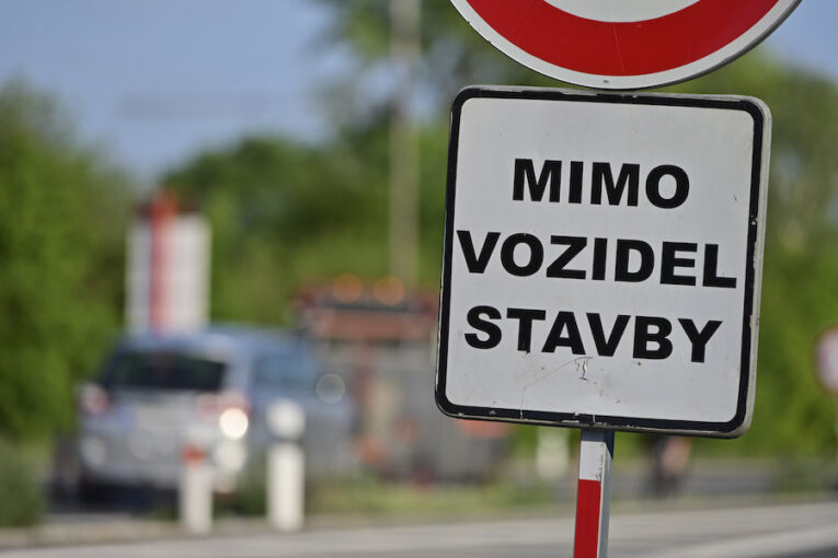 Dopravní značka mimo vozidel stavby