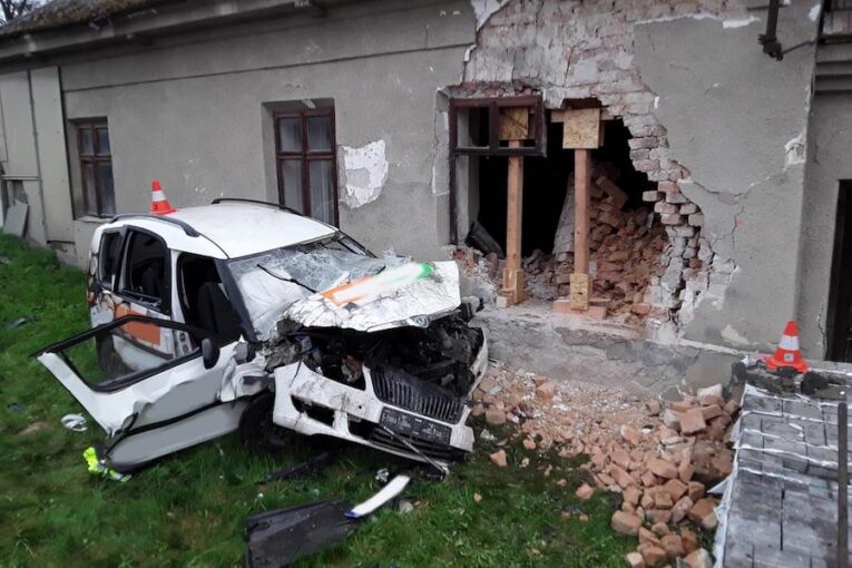 Auto narazilo do domu