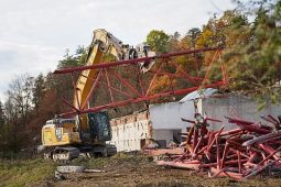 Historie mizí pod bagry, budoucnost plave. Na místě vyhořelého bazénu vyroste moderní aquacentrum