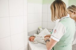 Novinka pro novopečené maminky: Od ledna 2026 mohou zdarma využít až tři domácí návštěvy porodní asistentky