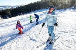 Rodinné víkendové lyžování je letos ve Skiareálu Lipno o 20 % levnější