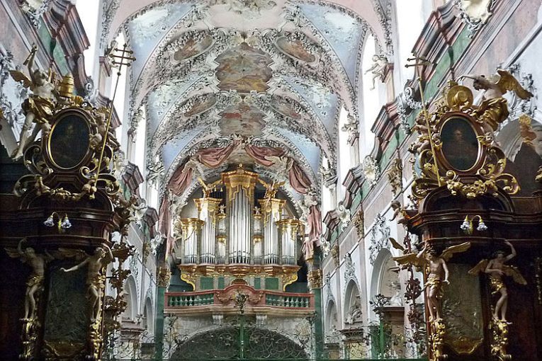 Loď s nástropní malbou od Wenzela Lorenze Reinera (kolem 1719) v klášterním kostele v Oseku. Autor: SchiDD, licence CC BY-SA 3.0. Zdroj: Wikimedia Commons