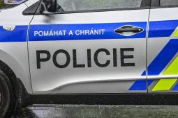 Střelba v přerovském paneláku. Žena našla po návratu domů zastřeleného partnera