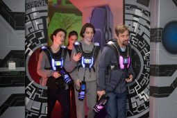 Jan Dolanský se rozhodne bodovat a rodinku vyvede na laser game
