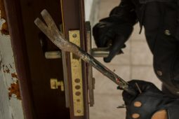 Zloděj si z chaty odnesl historické předměty a způsobil škodu přes 60 tisíc korun