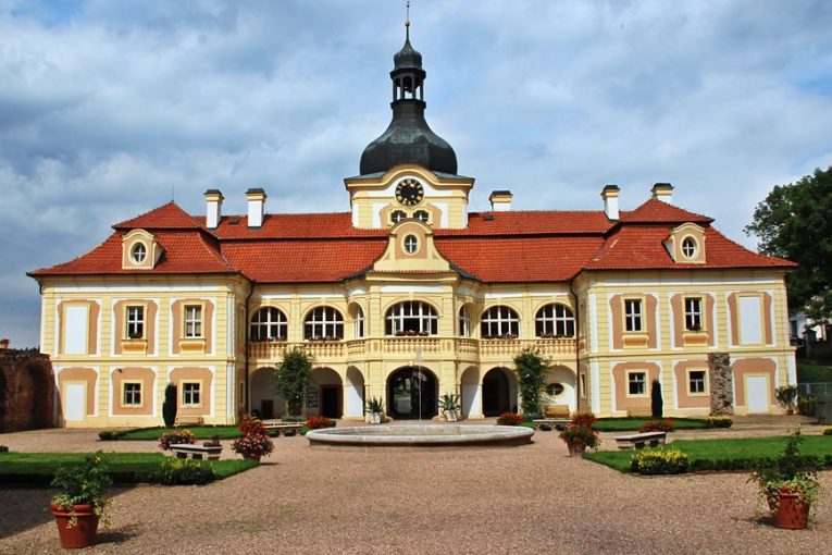 Barokní zámek Nebílovy u Plzně. Zdroj: Shutterstock.com/Filip Fuxa